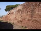 01315 ostia - regio ii - insula i - caserma dei vigili (ii,v,1-2) - westseite an der via della fontana - 01-2024.jpg